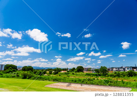 夏の青空と住宅街 128811355