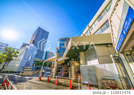 日本の横浜都市景観 横浜駅みなみ東口出入口などを望む 日本の横浜都市景観 横浜駅みなみ東口出入口などを望む 128811478