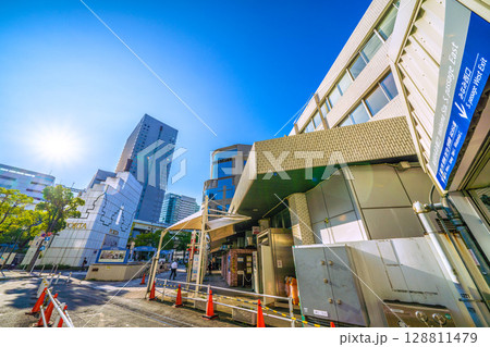 日本の横浜都市景観　横浜駅みなみ東口出入口などを望む 128811479