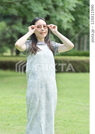 サングラスをかける若い女性 128811990
