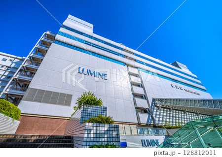 日本の横浜都市景観7月24日。横浜駅東口（中央）などを望む 128812011