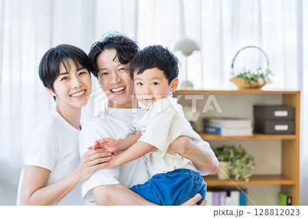 リビングでくつろぐ家族。 128812023