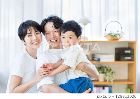 リビングでくつろぐ家族。 128812026