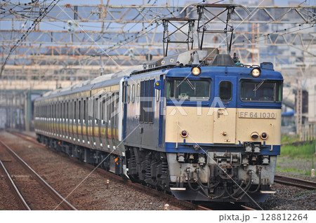 東海道本線　平塚　JR東日本　EF64-1030（長岡）＋E233系8000番台　N24編成　配給 128812264