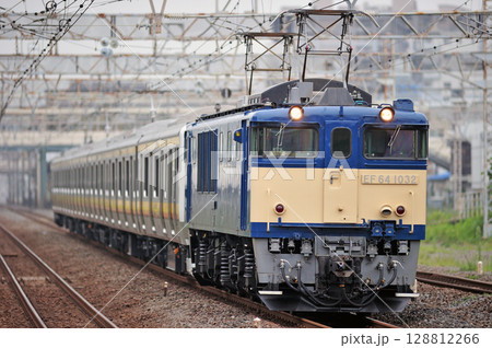東海道本線　平塚　JR東日本　EF64-1030（長岡）＋E233系8000番台　N26編成　配給 128812266