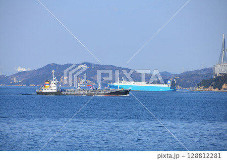 瀬戸内海の貨物船　船舶 128812281