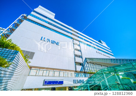 日本の横浜都市景観7月24日。横浜駅東口（中央）などを望む 128812360