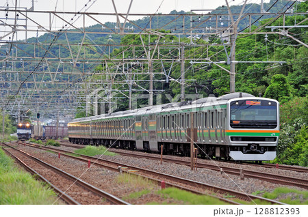東海道本線　二宮－国府津　JR東日本　E231系1000番台　K-28編成　EF64-1013 128812393