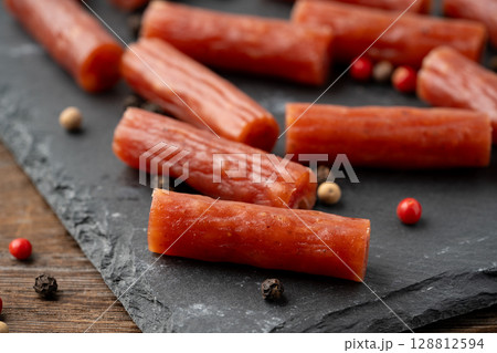 色々なスパイスとドライソーセージ(カルパス)のクローズアップ 色々なスパイスとドライソーセージ(カルパス)のクローズアップ 128812594