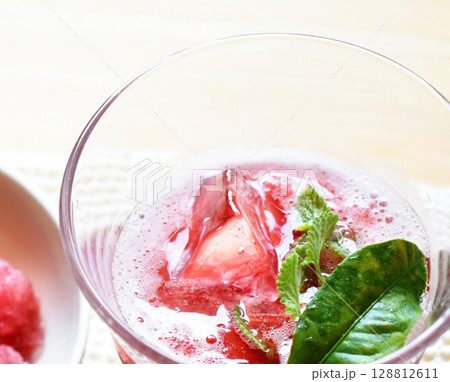 飲める氷 酷暑に身体の内側からも冷やして氷を飲めるようにした飲み物 冷え活に手軽にジュースで 飲める氷 酷暑に身体の内側からも冷やして氷を飲めるようにした飲み物 冷え活に手軽にジュースで 128812611