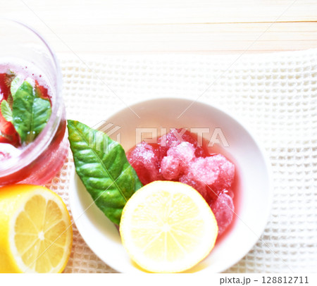 飲める氷 酷暑に身体の内側からも冷やして氷を飲めるようにした飲み物 冷え活に手軽にジュースで 飲める氷 酷暑に身体の内側からも冷やして氷を飲めるようにした飲み物 冷え活に手軽にジュースで 128812711