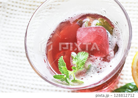 飲める氷　酷暑に身体の内側からも冷やして氷を飲めるようにした飲み物　冷え活に手軽にジュースで 128812712