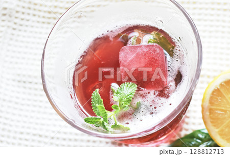 飲める氷 酷暑に身体の内側からも冷やして氷を飲めるようにした飲み物 冷え活に手軽にジュースで 飲める氷 酷暑に身体の内側からも冷やして氷を飲めるようにした飲み物 冷え活に手軽にジュースで 128812713