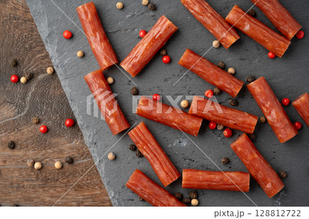 色々なスパイスとドライソーセージ（カルパス）のクローズアップ 128812722