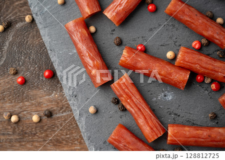 色々なスパイスとドライソーセージ（カルパス）のクローズアップ 128812725