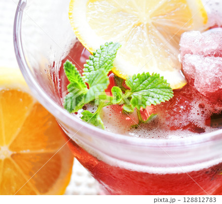 飲める氷　酷暑に身体の内側からも冷やして氷を飲めるようにした飲み物　冷え活に手軽にジュースで 128812783