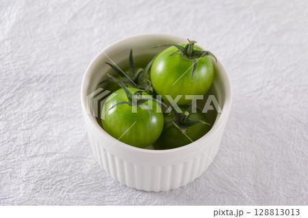 トマト 野菜 畑 実り 緑 皿盛り 128813013