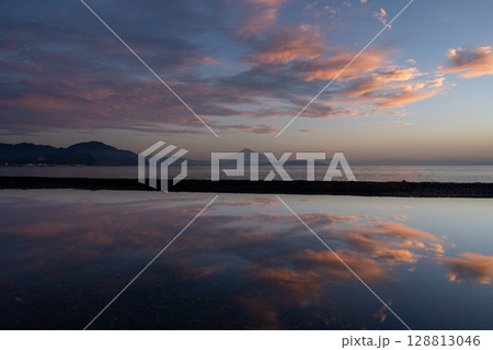 朝焼け映す静寂の富士 / Silent Fuji in Morning Glow 128813046