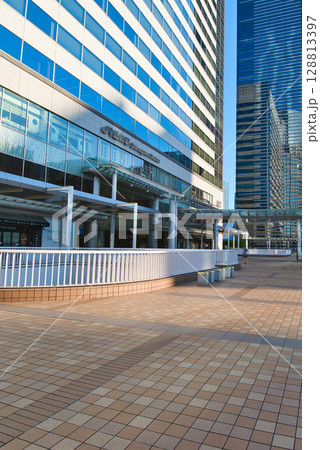 東京　品川駅周辺のビジネス街　品川インターシティ 128813397
