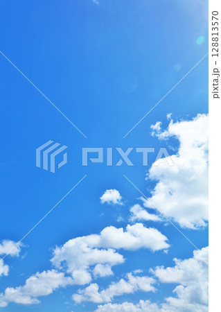 夏の青空と雲 128813570