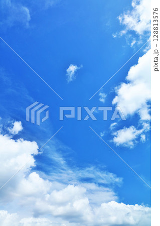 夏の青空と雲 夏の青空と雲 128813576