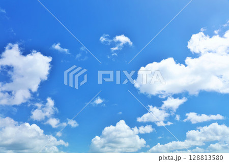 夏の青空と雲 128813580