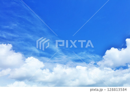 夏の青空と雲 128813584