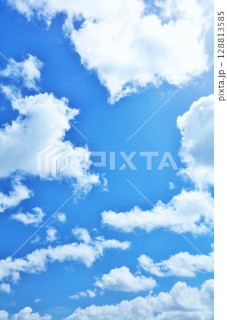 夏の青空と雲 夏の青空と雲 128813585