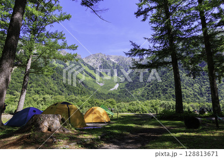 夏の上高地、小梨平キャンプ場で楽しむ絶景アウトドア体験 夏の上高地、小梨平キャンプ場で楽しむ絶景アウトドア体験 128813671