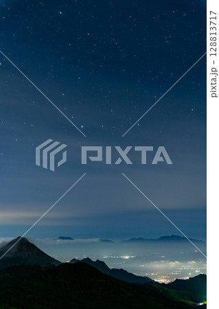(長野県)夏の志賀高原・横手山サンセットポイントから見る星空 (長野県)夏の志賀高原・横手山サンセットポイントから見る星空 128813717