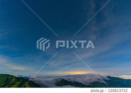 （長野県）夏の志賀高原・横手山サンセットポイントから見る星空 128813722