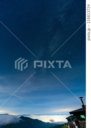 （長野県）夏の志賀高原・横手山サンセットポイントから見る星空 128813724