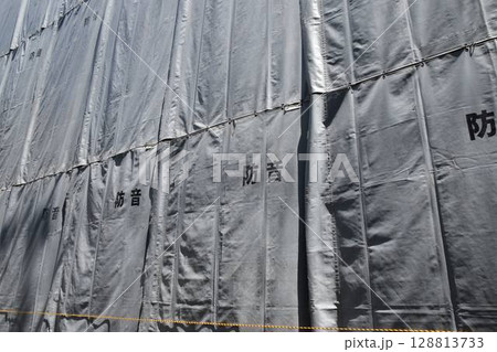 灰色の防音シート：騒音を防ぐ 128813733