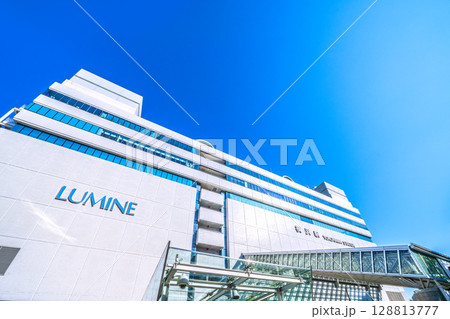 日本の横浜都市景観7月24日。横浜駅東口（中央）などを望む 128813777