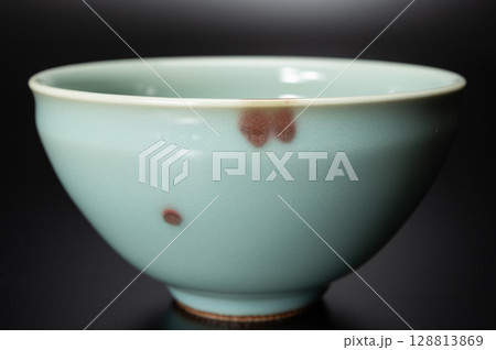 飛青瓷抹茶碗|三代 諏訪蘇山 作の美しい青磁茶碗 飛青瓷抹茶碗|三代 諏訪蘇山 作の美しい青磁茶碗 128813869