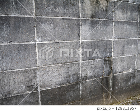古いブロック塀 128813957