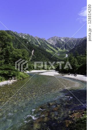 夏の上高地、梓川と北アルプスを望む清流の絶景風景 夏の上高地、梓川と北アルプスを望む清流の絶景風景 128814280