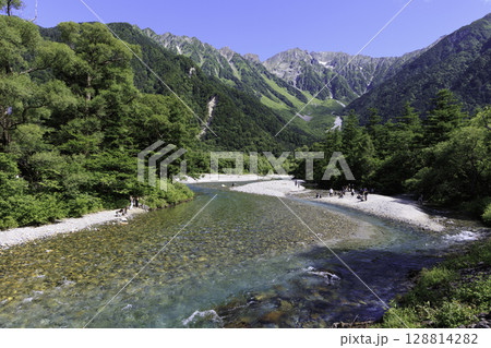 夏の上高地、梓川と北アルプスを望む清流の絶景風景 夏の上高地、梓川と北アルプスを望む清流の絶景風景 128814282