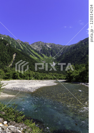 夏の上高地、梓川と北アルプスを望む清流の絶景風景 128814284