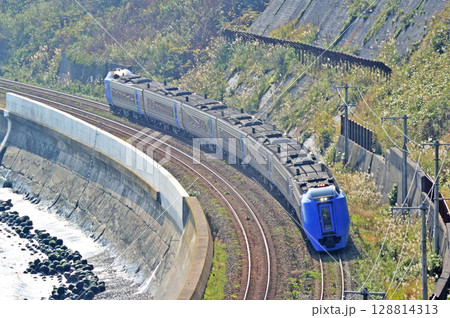 函館本線　落部－野田生　JR北海道　キハ281系　スーパー北斗 128814313
