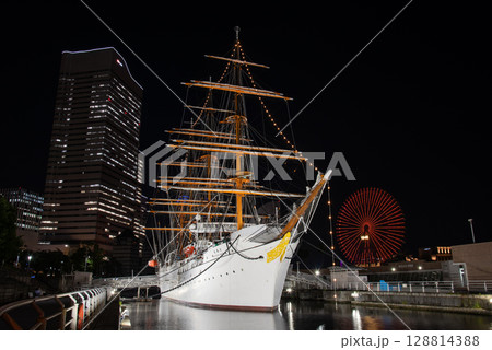ライトアップされた日本丸 128814388