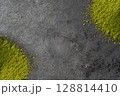 グレー背景に散らばる抹茶粉末 128814410