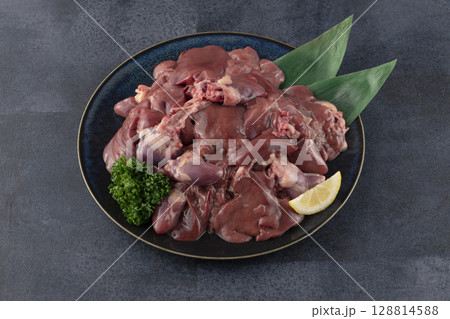 鶏レバー 肉 生肉 食材 皿盛り 128814588