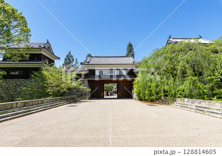長野県上田市　快晴の上田城東虎口櫓門 128814605