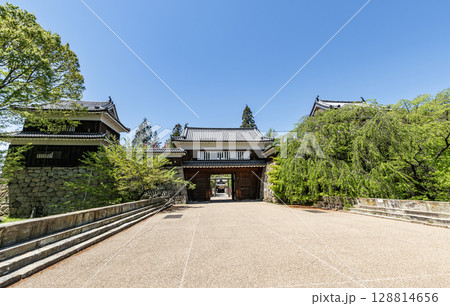 長野県上田市　快晴の上田城東虎口櫓門 128814656