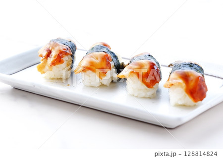 鰻の握りずし - ふっくらとして美味しそうなウナギの握り寿司 128814824