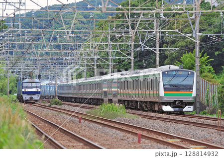 東海道本線 二宮-国府津 JR東日本 E233系3000番台 E-13編成 EF210-121 東海道本線 二宮-国府津 JR東日本 E233系3000番台 E-13編成 EF210-121 128814932