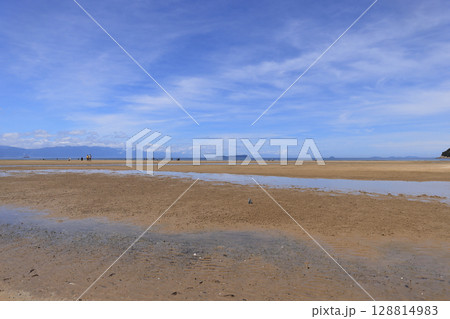 盛夏の父毋が浜から、燧灘に浮かぶいりこの島、伊吹島を見る 盛夏の父毋が浜から、燧灘に浮かぶいりこの島、伊吹島を見る 128814983