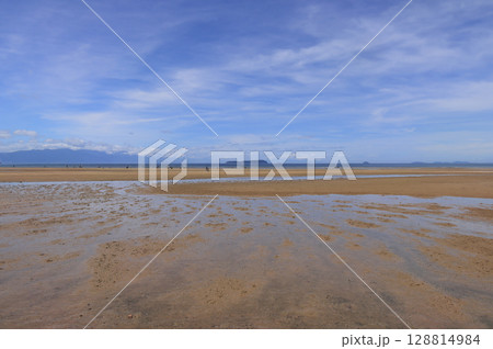 盛夏の父毋が浜から、燧灘に浮かぶいりこの島、伊吹島を見る 128814984