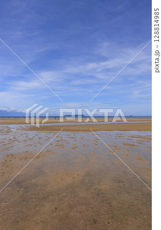 盛夏の父毋が浜から、燧灘に浮かぶいりこの島、伊吹島を見る 盛夏の父毋が浜から、燧灘に浮かぶいりこの島、伊吹島を見る 128814985
